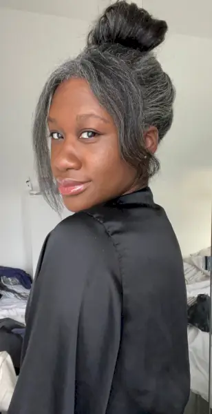 Kuva saattaa sisältää Hair Person Adult Accessories -laukun ja käsilaukun