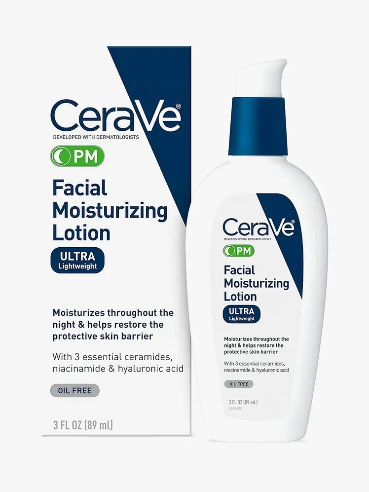 Vlažilni losjon za obraz PM v beli in modri steklenički z blagovno znamko s črpalko poleg embalaže škatle z blagovno znamko na svetlo sivem ozadju