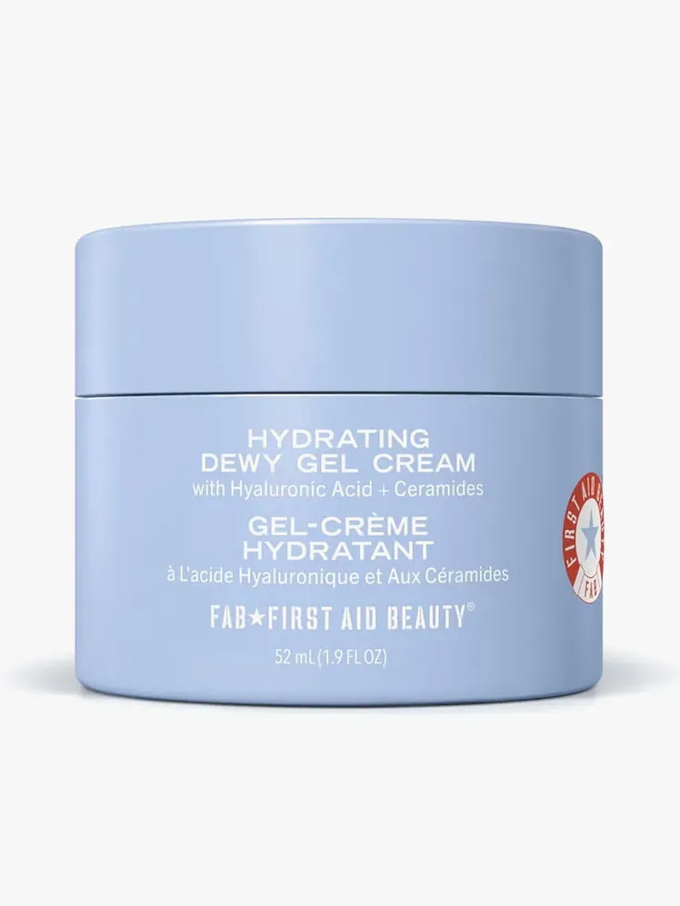 Vlažilna krema Dewy Gel Cream Moisturizer v nežno modrem kozarčku z blagovno znamko na svetlo sivem ozadju