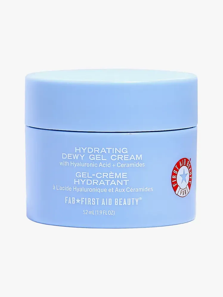Vlažilna krema Dewy Gel Cream Moisturizer v nežno modrem kozarčku z blagovno znamko na svetlo sivem ozadju