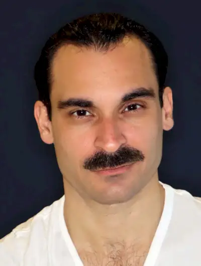 Bilden kan innehålla Huvudperson Ansikte Kroppsdel Nacke Vuxen och Mustasch