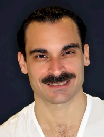 Bilden kan innehålla Ansikte Huvud Person Kroppsdel Halsgropar Vuxen och Mustasch