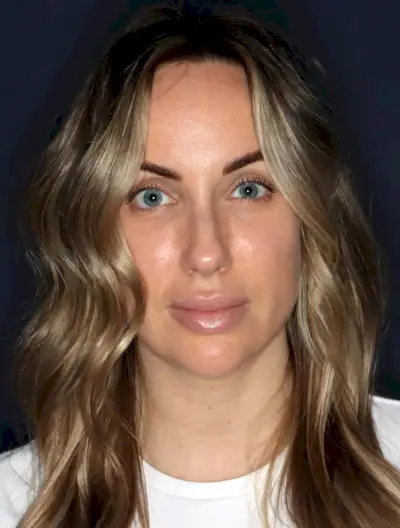 Bilden kan innehålla Blont hår Person Kroppsdel Ansikte Huvud Nacke Vuxenfotografering och porträtt