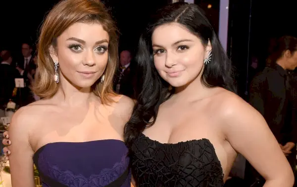 Görüntünün olası içeriği Ariel Winter Sarah Hyland İnsan Kişi Abiye Giyim Elbise Sabahlık Giyim ve Moda