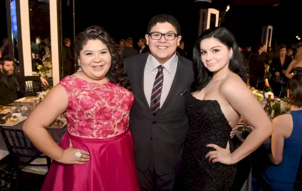 Görüntünün olası içeriği Ariel Winter Raini Rodriguez Kravat Aksesuarları Aksesuar İnsan Kişi Rico Rodriguez ve Moda