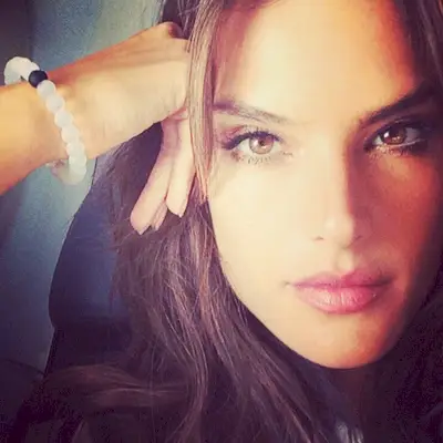 Bilden kan innehålla ansikte mänsklig person Alessandra Ambrosio och huvud