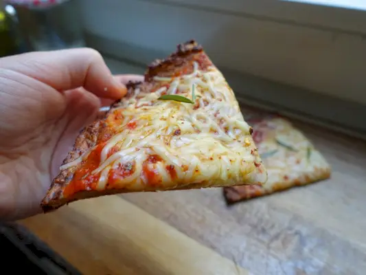 Aquesta imatge pot contenir Food Pizza Human and Person