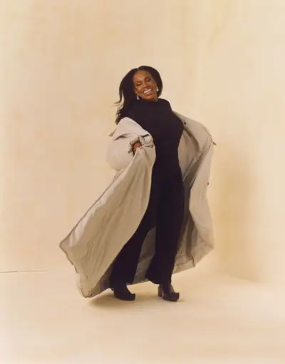 ربما تحتوي الصورة على ملابس Sheryl Lee Ralph Fashion Cape وأحذية الأشخاص البالغين وأحذية الكعب العالي والوجه والرأس