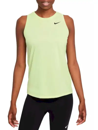Modelka v tielku Nike Legend v neónovo zelenej farbe