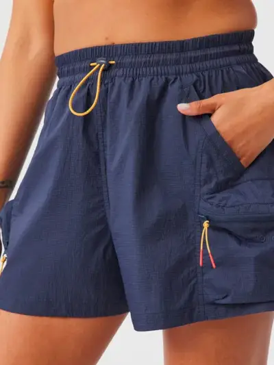 Modelka v námorníckej kraťasy Outdoor Voices Windbreaker Short