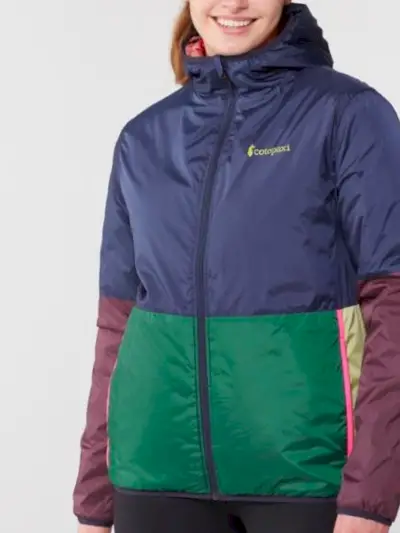 Model má na sebe viacfarebnú zateplenú bundu Cotopaxi x Teva Teca Calido s farebným blokovaním