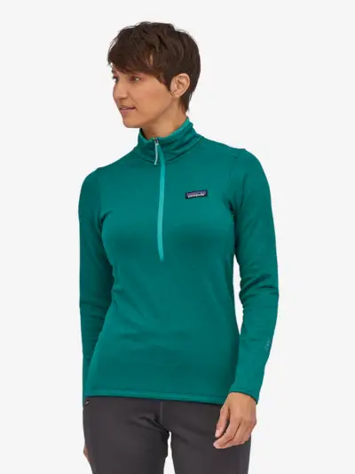 Model so zeleným dlhým rukávom Patagonia R1 Daily Zip-Neck