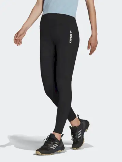 Modelka má na sebe Adidas Terrex Multi Tights v čiernej farbe