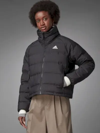 Model v čiernej bunde Adidas Helionic Relaxed Fit Down Jacket