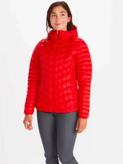 Model s kapucňou Marmot Featherless Hoody v červenej farbe