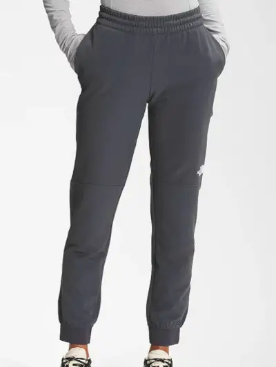 Model, ktorý má na sebe The North Face Tekware Fleece Pant v tmavosivej farbe
