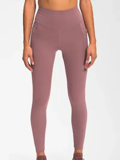 Modelka v fialovej farbe The North Face Motivation High-Rise 7/8 Pocket Tight