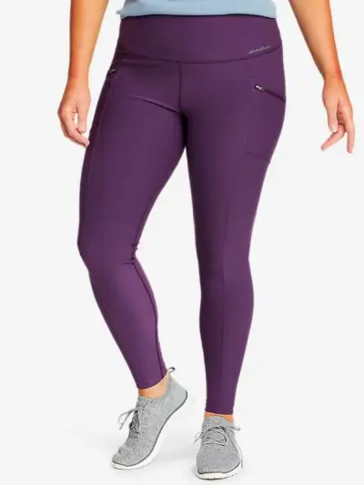 Modelka má na sebe fialové legíny Eddie Bauer Trail Tight
