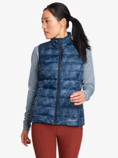 Model v indigovej vete Eddie Bauer CirrusLite Down