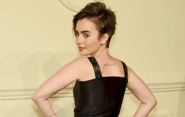 Na obrázku může být Lily Collins Clothing Apparel Večerní šaty Móda Župan Šaty lidské osoby a Žena