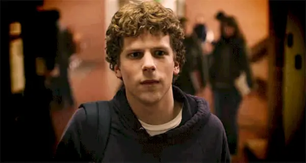 이미지에는 Jesse Eisenberg 인간 얼굴 의류 및 의류가 포함되어 있을 수 있습니다.