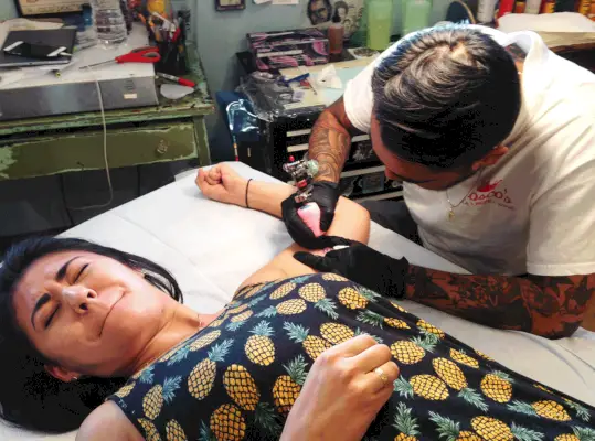 이 이미지에는 사람 피부와 팔이 포함될 수 있습니다.