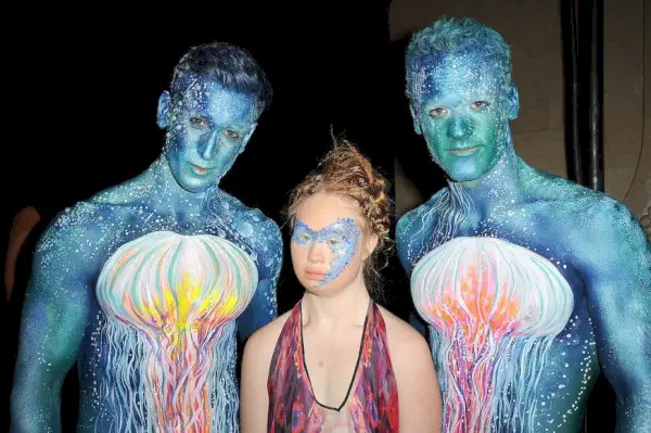 L'image peut contenir de la peau, une personne humaine, un festival et une foule.