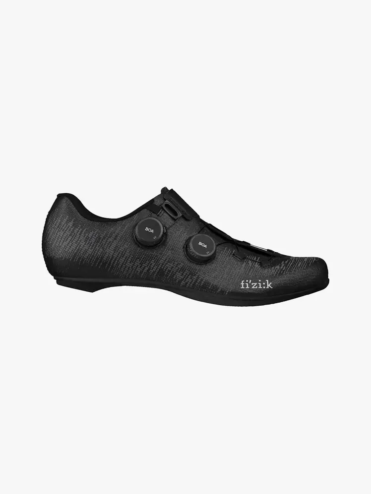 Fizik Vento Infinito Carbon 2 en componente de marca sobre fondo gris claro