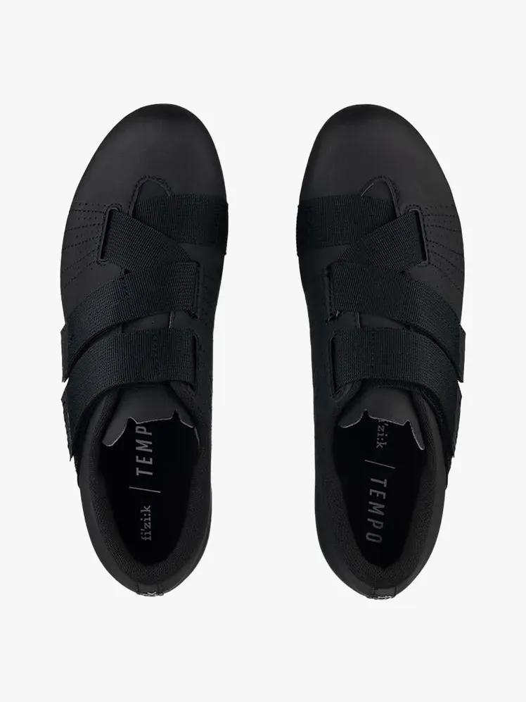 Fizik Tempo R5 Powerstrap en componente de marca sobre fondo gris claro