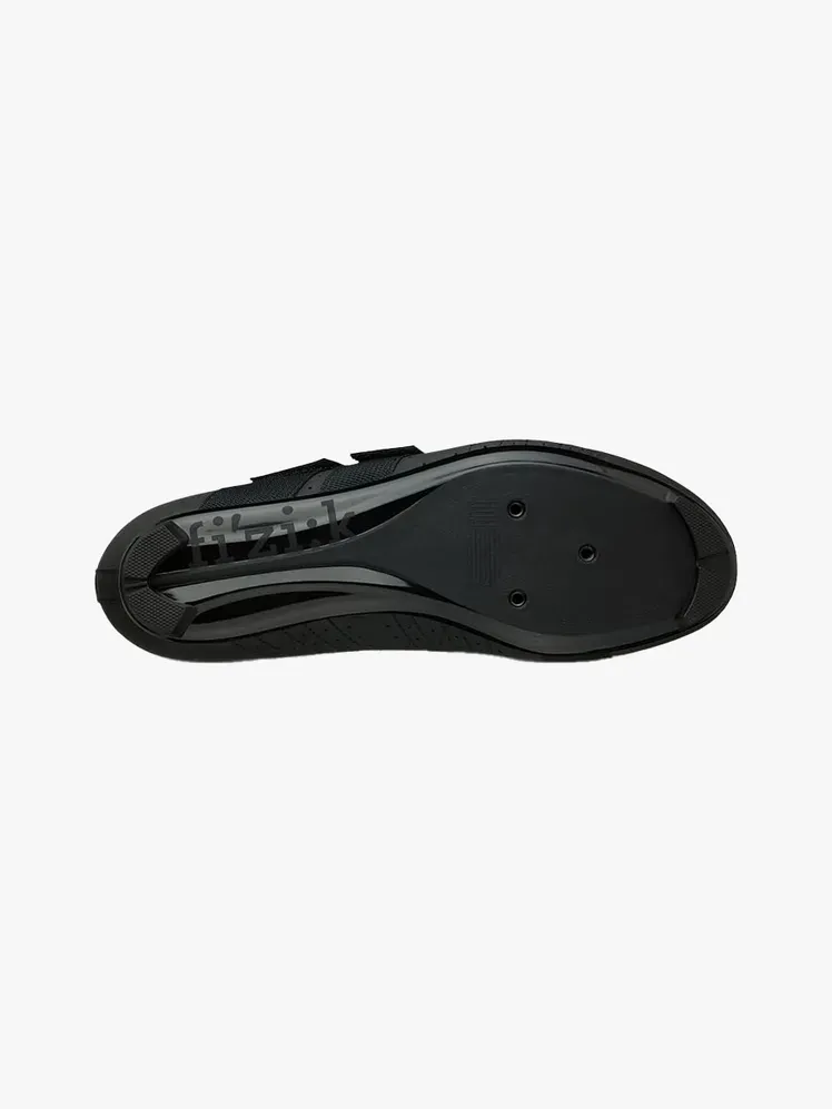 Fizik Tempo R5 Powerstrap en componente de marca sobre fondo gris claro