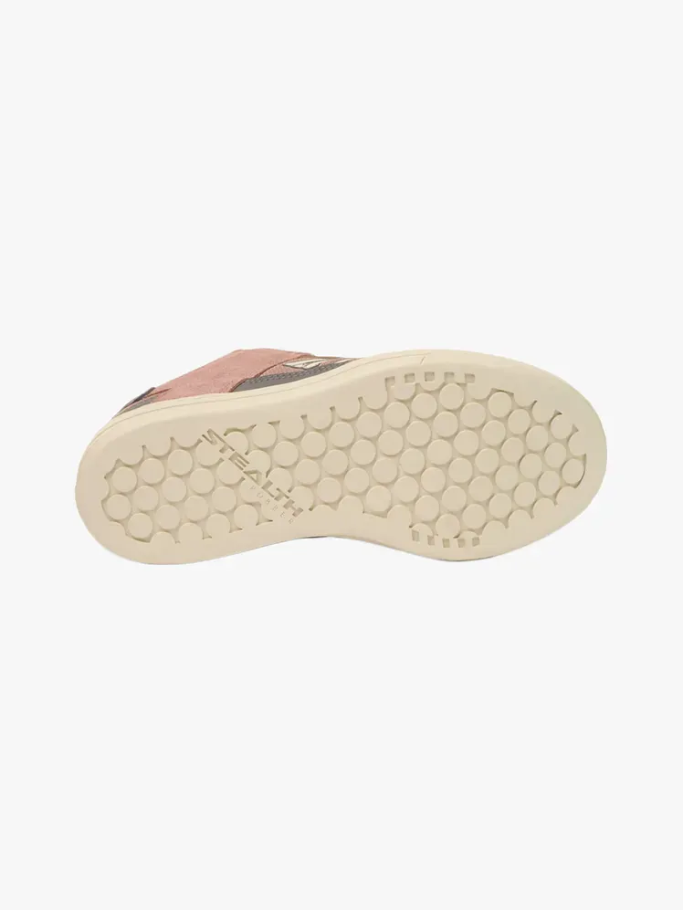 Zapatillas de bicicleta de montaña Adidas Five Ten Freerider con componente de marca sobre fondo gris claro