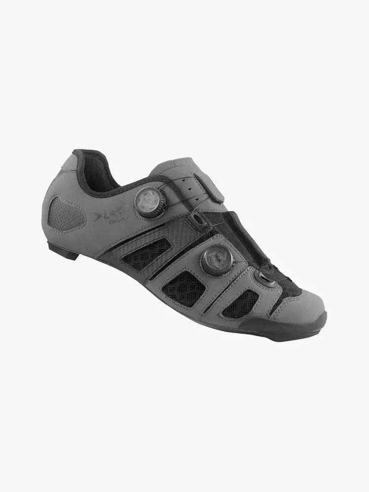 Lake Cx242 Endurance Wide en componente de marca sobre fondo gris claro