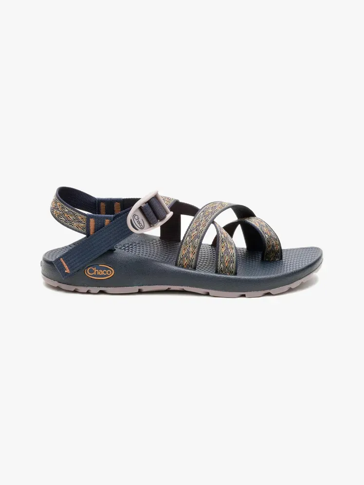 Sandalias Chaco Z/2 Classic en componente de marca sobre fondo gris claro