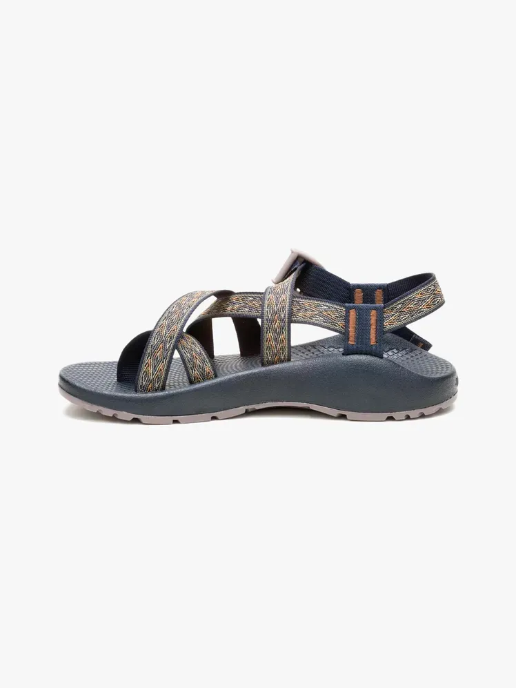 Sandalias Chaco Z/2 Classic en componente de marca sobre fondo gris claro