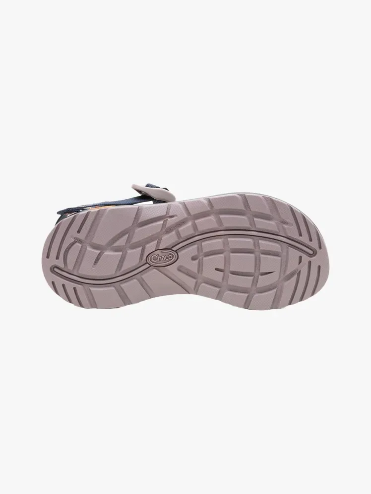 Sandalias Chaco Z/2 Classic en componente de marca sobre fondo gris claro