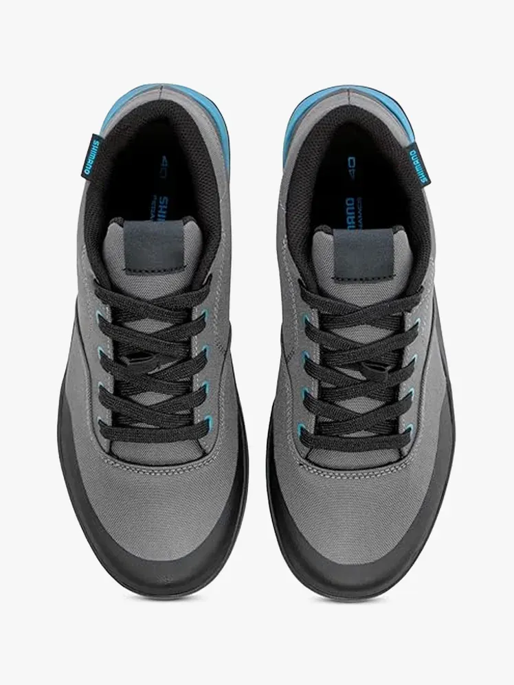 Shimano SH-GF400 en componente de marca sobre fondo gris claro