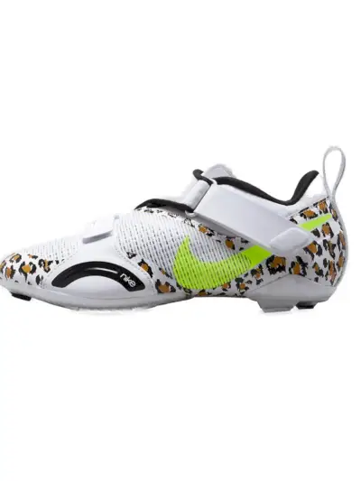Zapatilla Nike SuperRep Cycle en blanco con estampado de guepardo sobre fondo blanco