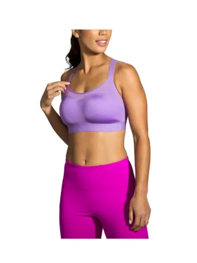 Mujer con sujetador Brooks Dare Racerback Run con shorts ciclistas de color violeta claro y fucsia