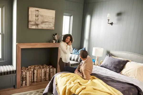 L'image contient peut-être des meubles Lit Personne humaine Pièce Intérieur Chambre Cathy Rosier Design d'intérieur et étagère