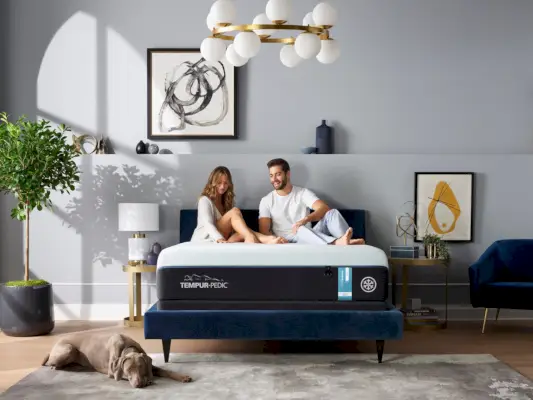 L'image peut contenir Design d'intérieur Meubles d'intérieur Personne humaine Chambre Chambre à coucher Lit et revêtement de sol