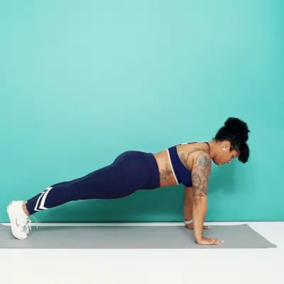 person, der laver en pushup