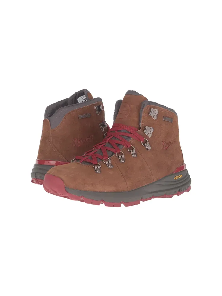 흰색 바탕에 갈색과 빨간색 브랜드의 Mountain 600 하이킹 부츠