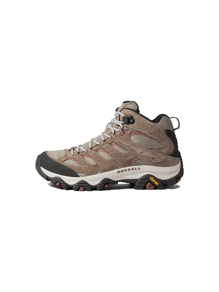 Merrell Moab 3 Mid는 흰색 배경에 갈색 검정색과 크림색 방식으로 되어 있습니다.