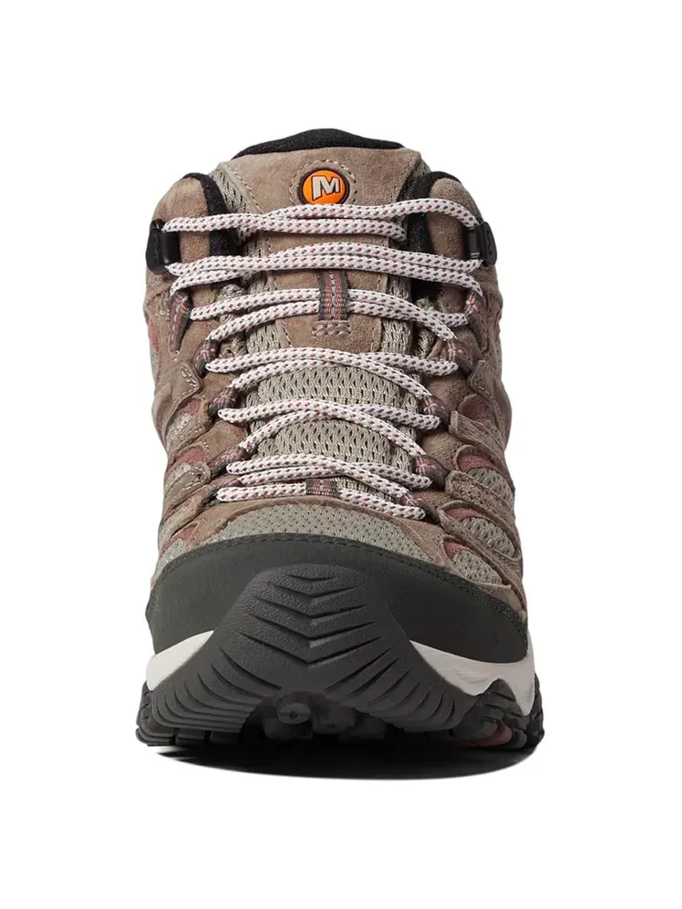Merrell Moab 3 Mid는 흰색 배경에 갈색 검정색과 크림색 방식으로 되어 있습니다.
