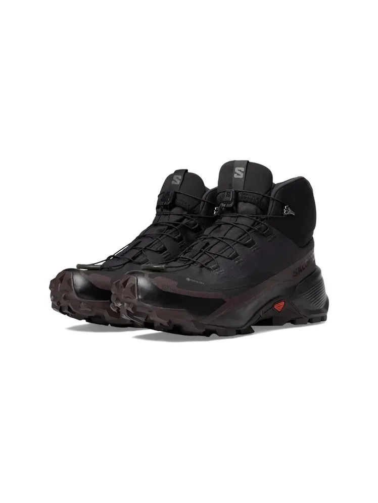 Cross Hike 2 Mid Gore-Tex 하이킹 부츠는 흰색 바탕에 검정색과 진한 갈색 색상의 브랜드로 되어 있습니다.