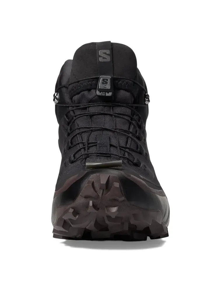 Cross Hike 2 Mid Gore-Tex 하이킹 부츠는 흰색 바탕에 검정색과 진한 갈색 색상의 브랜드로 되어 있습니다.