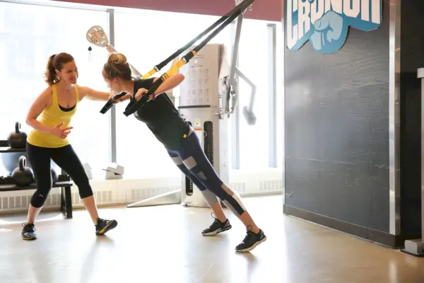 Este posibil ca imaginea să conţină Persoană umană Încălţăminte Îmbrăcăminte Pantofi Arcă Exerciţii Sport Sport Antrenament şi fitness