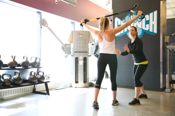Este posibil ca imaginea să conţină Încălţăminte Îmbrăcăminte Pantofi Îmbrăcăminte Persoană umană Exerciţii Sport Sport Antrenament şi fitness