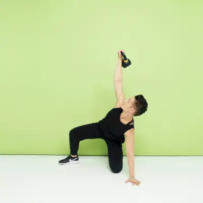 Nuotraukoje gali būti sporto sporto pratimai, treniruotės, fitnesas, žmogaus tempimas ir joga