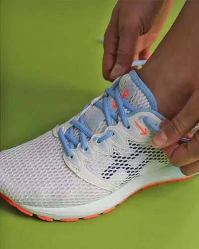 La imagen puede contener ropa calzado calzado indumentaria persona humana zapatillas y calzado para correr